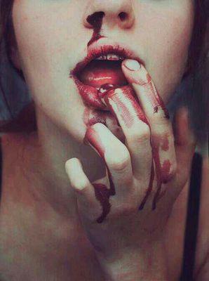 98. «Eres una jodida puta fea. Voy a matarte a navajazos y luego jugaré con tu sangre.»