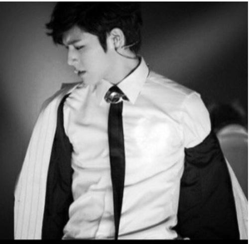 คังจุน วง C-CLOWN ลองมาคุยกันครับ #94line ไม่ต้องแคร์ผม(บอท) แต่รักเรียลผมมากๆก็พอครับ :)