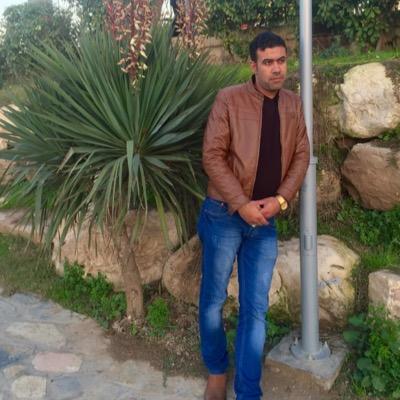 تسأل عليك ألروح وتكلي وينه .والكلب لوينساك من عمت عينه .شوف الزمن غدار سواها بينا .شوفة حبيب الروح حسره علينه!!