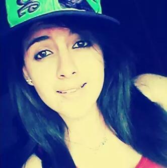 -  Por dentro um choro , mais por fora um sorriso estampado  ♪