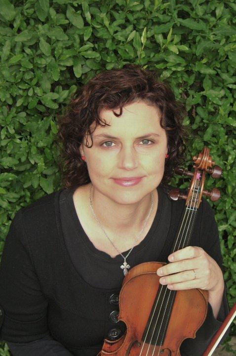 A mad fiddle playin gal who's just crazy for the family! Violin/Viola 🎻🎻 https://t.co/Yev2g2dtK9