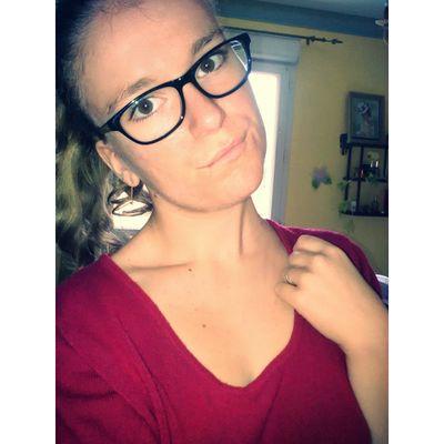 Je suis Perrine. J'ai une chambre en désordre. Je passe la plupart de mon temps en ligne. Je me couche tard et je suis folle d'une personne très spéciale ❤