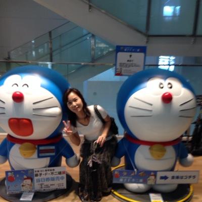 とり鉄人というところで、お芝居をしています。 名前の通り、小さいです。 チョコレートとスパークリングワインが、最近大好きです。
