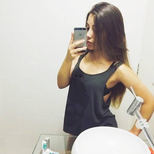 Batom na boca, maquiada nos cilios, mas se vacilar ela puxa o gatilho.