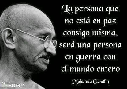 El pasado lo dejo atrás por que no puedo cambiarlo, y no dejo que el futuro incierto me perturbe, vivo el presente como el ultimo momento.