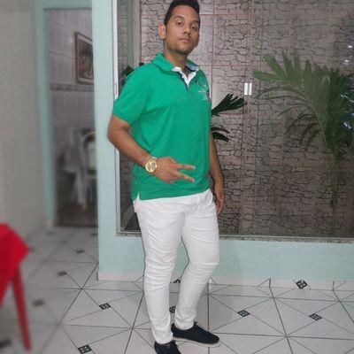 Que o vento leve o desnecessário e me traga o suficiente para me fazer feliz.    Instagram :   @jr_mooraes