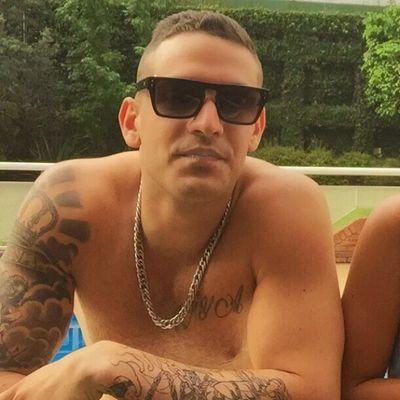 Fiel a mis seres queridos, hincha de Boca, Riquelmista y total  devoción por los autos