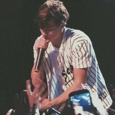 taylor please follow me! ilysm babe