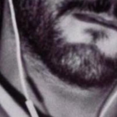 لستُ واقِع في الحُب ولا مَريضّ بِالفرَاق أعشقُ الكتاباتِ الحْزينہ ولستُ حَزينّ وَ أَعتّذَر لكُل مَنْ إصَابتهُ حُروفي بِالحِزنَ!