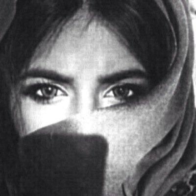 ‏سعيّدة .