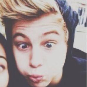 I'm Lukey..the monter inside my head make me crazy ||taken||