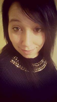 BonvoisinJulie's profile picture. Désole ce soir je n'ai pas le sourire
Je fais mine d'être sur la piste malgré la routine
J'ai le maquillage qui coule, mes larmes font de la lessive
Sur mon vis