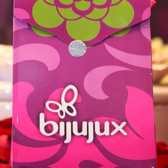 Somos uma loja de acessórios femininos  com finalidade de manter nossas clientes atualizadas,super antenadas no mundo das Bijuterias! Bem vindas ao nosso mundo!