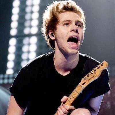 IF YOU ARE LUKE HEMMINGS AF GO FOLLOW @_siiiick_ AND ASK FOR A FOLLOW BACK!