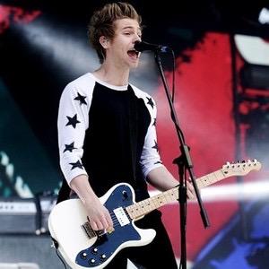 FOLLOW @GRINNINGLRH SHE GAVE YOU A FREE FOLLOW AND ALSO FAVORITE LINK HER BIO TYSM ILY ❤️❤️❤️❤️❤️❤️