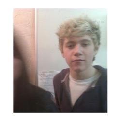 follow @oxfordsniall bc she gave you this free follow :DD