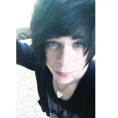 im Evan. im bi, 19, and single. dont let the piercings fool you i am a child cx