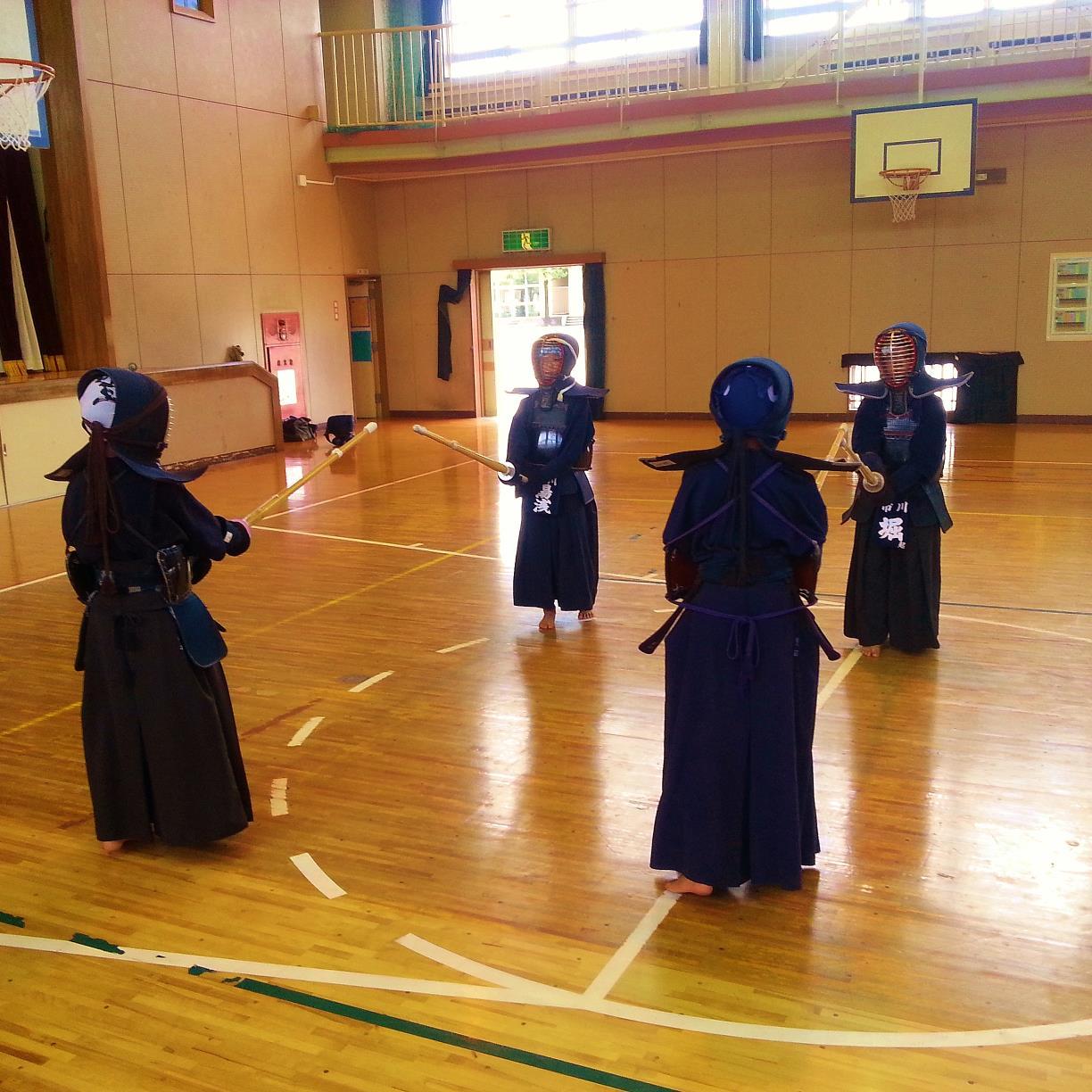 菅野支部は、千葉県市川市菅野に活動拠点を置く道場です。 当道場は、市川市剣道連盟本部　菅野小道場として昭和47年に開かれました。
市川市内での剣道道場としては伝統ある道場です。 指導員の熱意と愛情溢れる教えと、保護者父母会の協力により運営しており、 子供達も意気軒昂（けんこう）に稽古をしています。