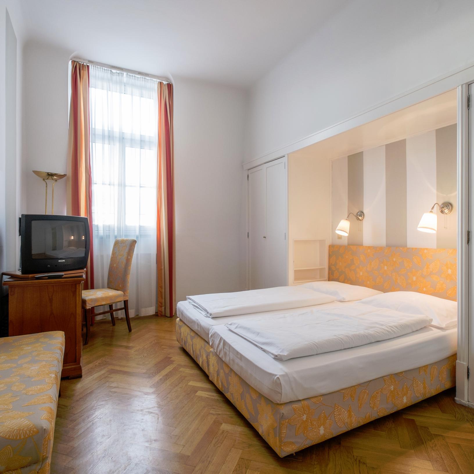 Papageno_Wien's profile picture. Centrally located, familial and cosy 3 stars hotel garni, close to Viennese State Opera House, Musikverein, Naschmarkt and many other Viennese sights