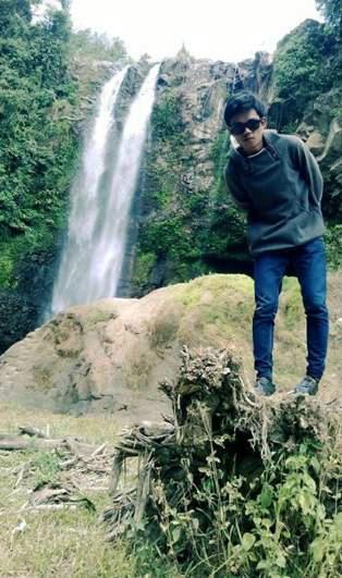 Sang penghibur (yang muda yang berkarya seniman Muda).             PARERA Band: yang terbaik untukmu (YTU) kepergianku. Stikes Panakkukang Makassar.