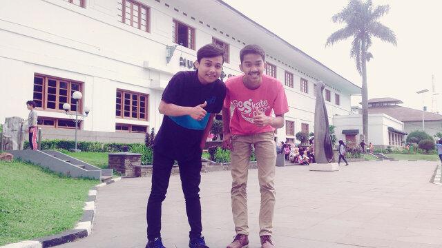 Keep moving forward S.I.M.P.L.E #boy was born at Karawang 04 July want to be succes person :) | honestly can make something better ;)