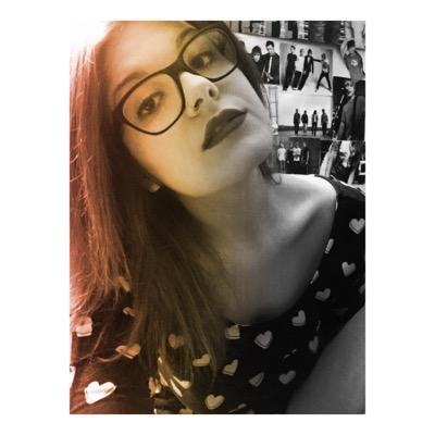 WhoeverAidaIs's profile picture. i look around and i don’t see the pretty things.