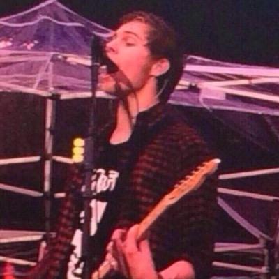 dont follow this acc, follow @nothingpvrsonaI bc she just gave u a free follow !!