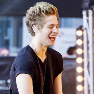 DONT FOLLOW ME! FOLLOW @lukeisluvv you can ask followback to @lukeisluvv I UNFOLLOW IF YOURE NOT FOLLOWING @lukeisluvv thanks!