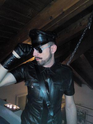 leather lover..and fetish in boots,jocks-thongs,soccer gear,army,rubber..only 18+
profile without their own tweets won't be accepted at all!!
no pics no answer