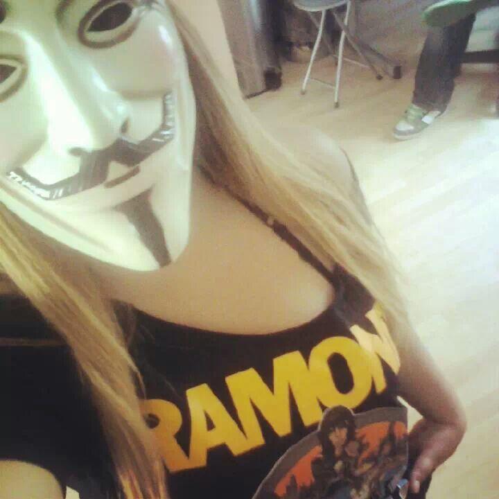 Melhor lágrimas caindo por ouvir verdades, do que um sorriso iludido por ouvir mentiras. (y'