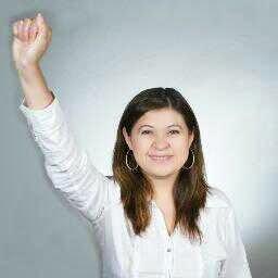 Alegre, trabajadora, sociable, sencilla, sincera, amable.