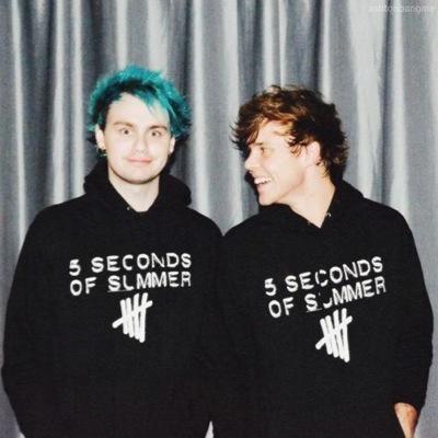 Hey beautiful, follow @____tomlinson! This is a free follow! if you want her to fb just ask. :-)