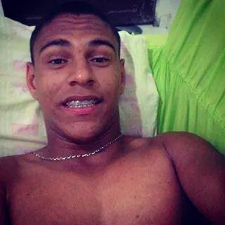 17 anos, Feio, Chato, Comprometido , Amo Joga #Handebol. Irmão do @Josenahand, Filho da @rmarcielle...