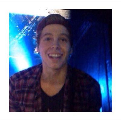 please follow @saphiremuke !! she follows back 100%