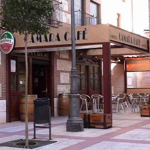 Cafetería/Pub situado en Cabanillas del Campo. Abrimos de miércoles a lunes; fines de semana hasta 03:30 a.m. Desayunos, tapas, raciones y copas. ¡Te esperamos!