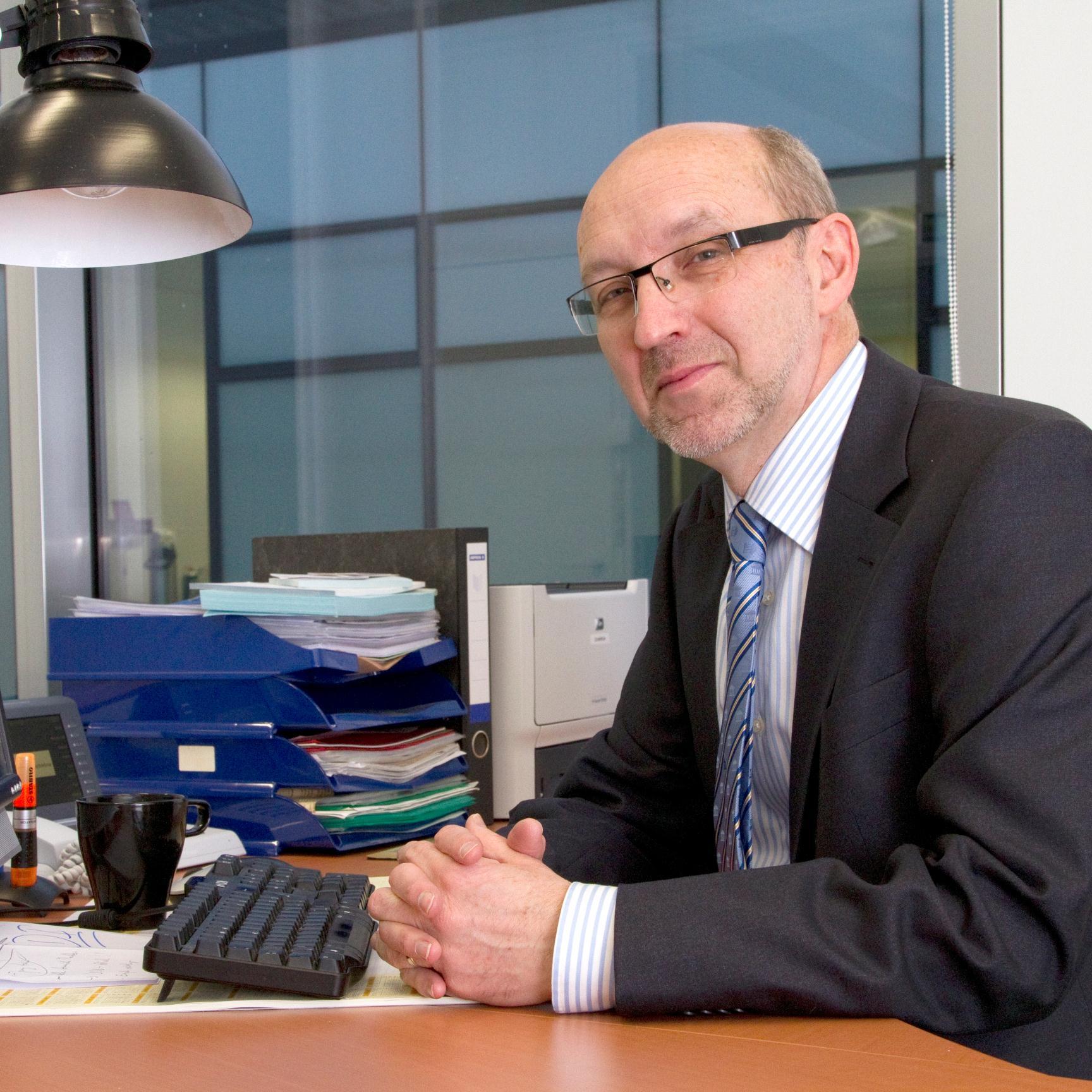 Em. prof. Amerikaanse literatuur en cultuur. Gewezen Directeur Onderwijs UGent. Lid Koninklijke Vlaamse Academie. Geboeid door ongeveer alles.