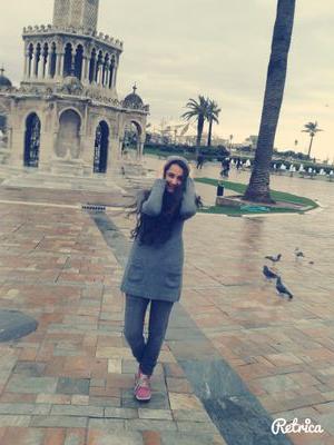 Heyecanlı,  sürprizlerle dolu, mutlu, neşeli, hayatını ölüme adamış, cimbomlu,müzik tiryakisi öyle bi şey işte ♥İzmir ♥  takip edeni takip ederim