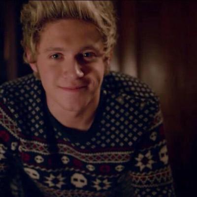follow me (@obsessingluke) and i'll add you to a group dm with niall :D