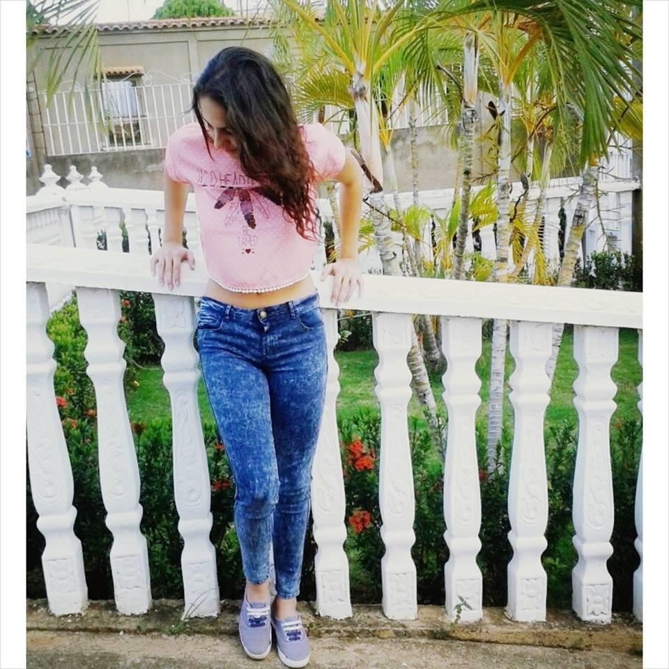 Cantante, modelo, guitarrista, pianista y  futbolista, son una de las cosas que quisiera ser de grande♥