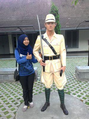 01 :-) | SMAN 4 bekasi / #KONTERPEN4 :-)/ ♥ @kariniderin ♥/@LotteClass @acafelas @twieveipa5 ~Don't be yourself weak~ FT'UNS '14