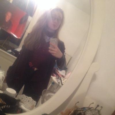 READ the BIO :Hi im 13 and i love 1Di/5SOS i blond hair and datk blue eyes  if you are targeted by @fourchain message me day or night i know what is like stay