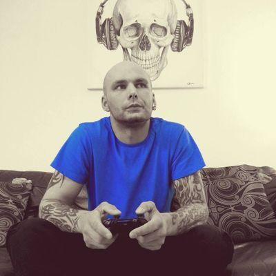 I'm a fun loving gamer who loves to upload pics and just all out random stuff