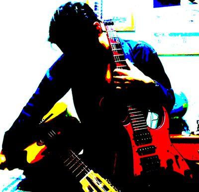 Guitarrista e Ingeniero, amante inexperto de la mayoria de formas musicales  y de la ciencia.
 Me asusto con lo nuevo pero me engancho fácilmente a ello.