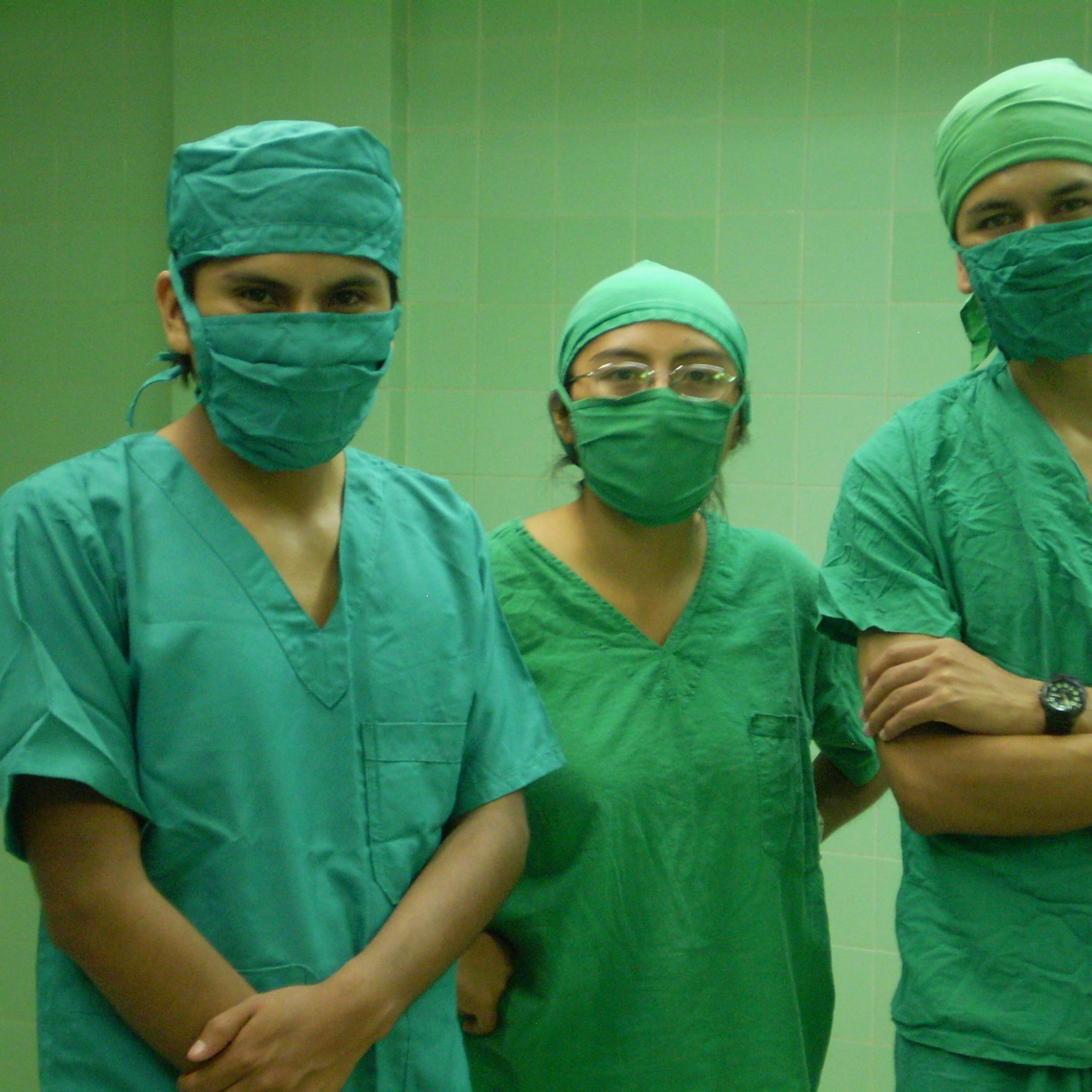Médico Cirujano, Postgrado Neuro-rehabilitación Infantil, Diplomado en Atención al enfermo grave