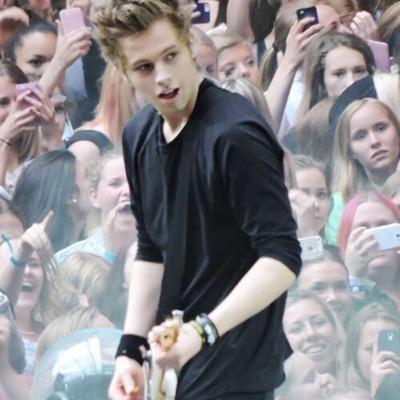 Luke Hemmings is bae