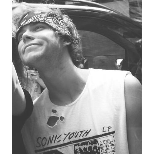 Follow @5sostxtposts and she'll follow back!