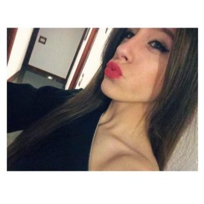 CarlaMonllor3's profile picture. Para estar conmigo hay que tener experiencia previa como domador de leones.