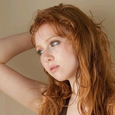 Hija del famoso escritor Richard Castle. 21 años. Estudiante nivel: Nerd
