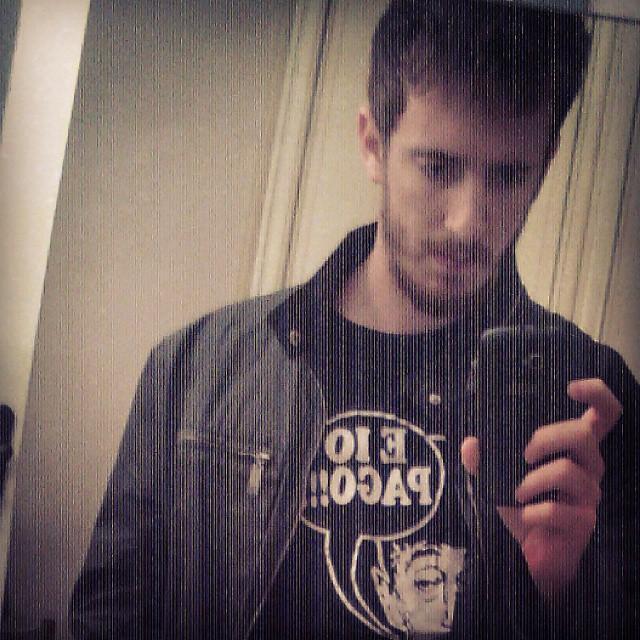 Sono regista e attore, il tutto solo nella mia testa. Sono un opinionista di programmi tv direttamente dal mio divano. Toscanaccio come Ceccherini.