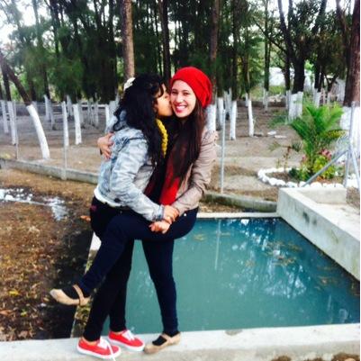Es tierna,, bonita, impulsiva, celosa,loca,amorosa,olvido lento, me rio de nada, una en un millon, Y soy Yo!!